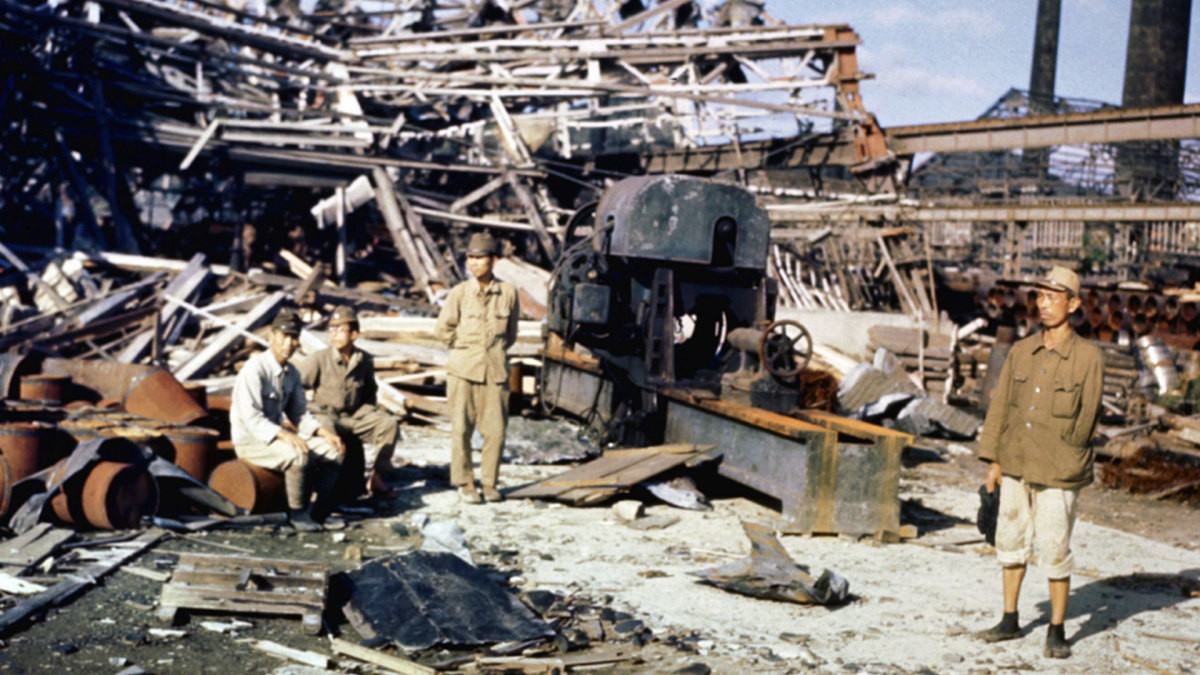 Vào ngày 13/8/1945, bốn ngày sau vụ ném bom Nagasaki, hai quan chức quân sự cấp cao của Mỹ đã nói chuyện qua điện thoại về việc có bao nhiêu quả bom nữa sẽ cho nổ trên đất nước Nhật Bản và thời gian để ném bom.