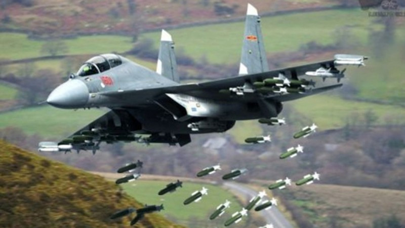 Sau khi tiếp tục nhập từ Nga phiên bản Su-30MKK và Su-30MK2, các nhà thiết kế Trung Quốc đã sao chép thành J-16; đây cũng là loại chiến đấu cơ duy nhất của dòng Flanker, được trang bị radar quét mảng pha điện tử chủ động (AESA); hiện loại chiến đấu cơ này đang tăng nhanh số lượng trong Không quân Trung Quốc. 