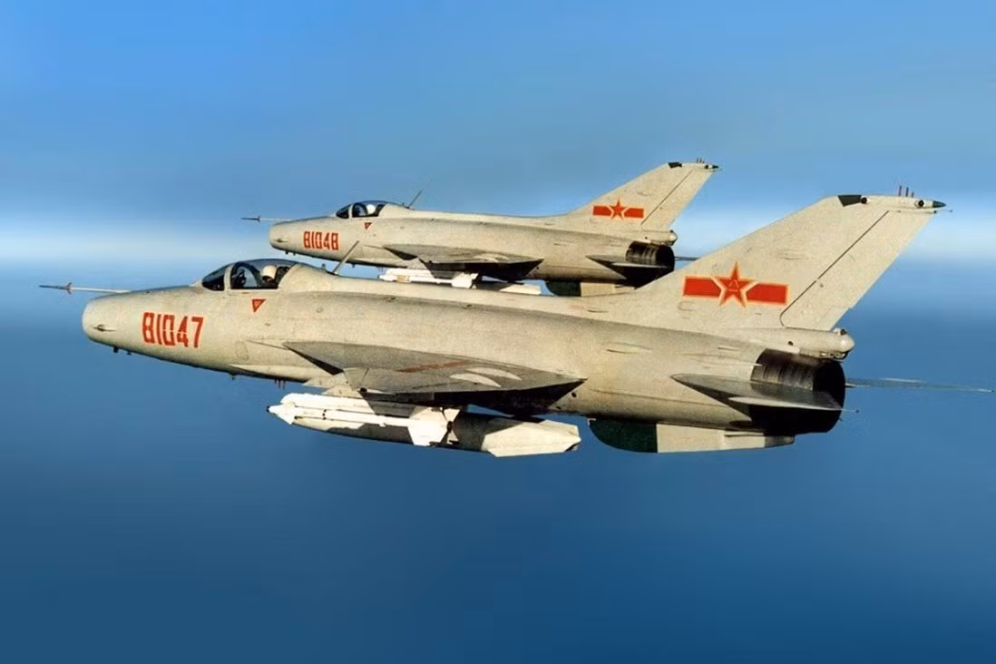 Tuy nhiên, Trung Quốc đã nỗ lực cải tiến để đáp ứng yêu cầu chiến tranh hiện đại. Phiên bản J-7G được giới thiệu vào năm 2004, bao gồm một radar doppler của Israel, có phạm vi phát hiện 60km và tên lửa cải tiến, cho khả năng chiến đấu ngoài tầm nhìn, cũng như một buồng lái kính kỹ thuật số.