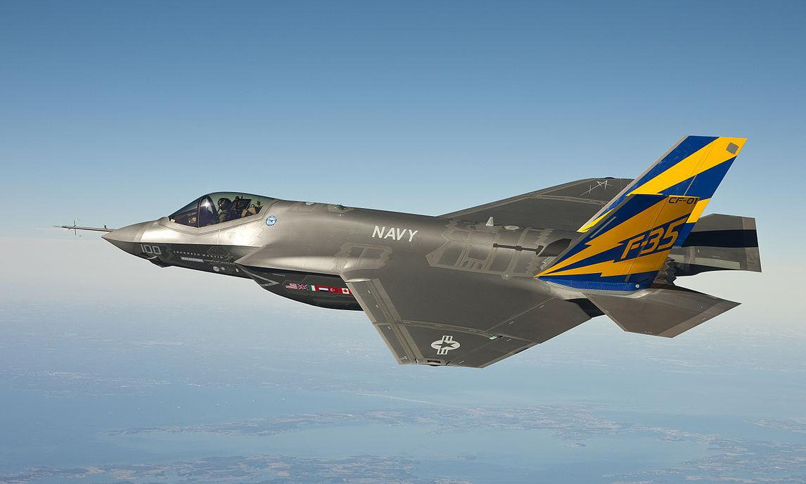 F-35 được sản xuất bởi Lockheed Martin, chiều dài của máy bay là 15,7m với sải cánh 13,1m; tốc độ tối đa Mach 1,8 và có thể mang theo tải trọng 8.160 kg.