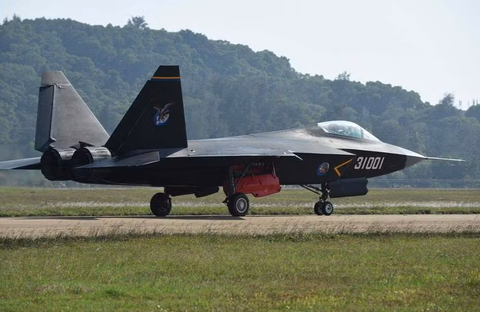 FC-31 sử dụng hai động cơ của Nga; toàn bộ máy bay dài 16,9 m, sải cánh 11,5m; tốc độ tối đa là 2.200 km / h, với trần bay khoảng 20.000m.