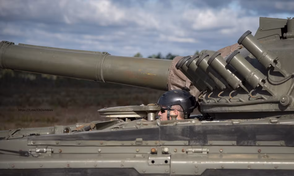 Cả T-72, T-80 và T-90 đều dùng chung thiết kế pháo nòng trơn 2A46 125mm có khả năng phóng tên lửa chống tăng qua nòng, điều này giúp cho họ có thể dễ dàng trong công tác hậu cần đạn dược và bảo trì bảo dưỡng. Hệ thống nạp đạn tự động trên T-72 và T-90 khá tương đồng trong khi hệ thống của T-80 có cấu tạo phức tạp hơn một chút.