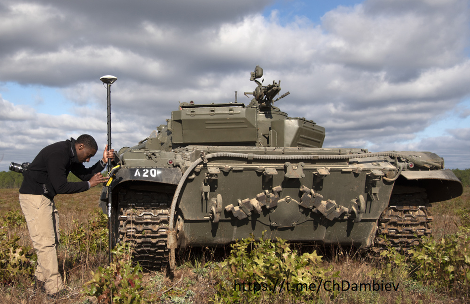 T-72 trang bị một pháo chính 2A46 nòng trơn 125mm, một súng máy đồng trục PKT và một súng máy phòng không 12.7mm NSV. Động cơ Diesel tùy ở từng phiên bản trang bị khác nhau nhưng nhìn chung đều cung cấp cho xe một khả năng di chuyển với vận tốc tối đa trên 60km/h. Nguồn ảnh: Pinterest.