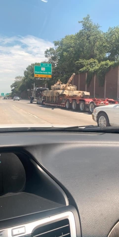 Không chỉ T-84, người ta ghi nhận rằng trong quân đội Mỹ vẫn còn rất nhiều loại xe tăng Liên Xô như T-72, T-80 và có tin đồn rằng người Mỹ cũng đã mua được T-90 hiện đại nhất hiện nay trong Lục quân Nga. T-72, T-80 và T-90 đều là mẫu xe tăng chiến đấu chủ lực số một hiện nay của Nga cả trong trang bị quân đội cũng như trên thị trường xuất khẩu. Ảnh: T-72B1 tại Mỹ.