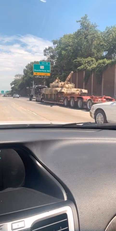 Không chỉ T-84, người ta ghi nhận rằng trong quân đội Mỹ vẫn còn rất nhiều loại xe tăng Liên Xô như T-72, T-80 và có tin đồn rằng người Mỹ cũng đã mua được T-90 hiện đại nhất hiện nay trong Lục quân Nga. T-72, T-80 và T-90 đều là mẫu xe tăng chiến đấu chủ lực số một hiện nay của Nga cả trong trang bị quân đội cũng như trên thị trường xuất khẩu. Ảnh: T-72B1 tại Mỹ.