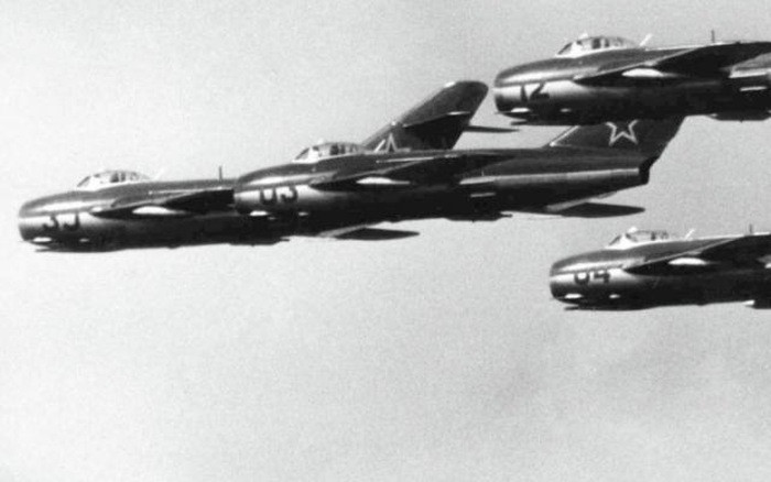 Trên đường về căn cứ, Garret chạm trán phi đội 4 chiếc chiến đấu cơ MiG-15 do đại úy Konstantin Sherberstov dẫn đầu. Phi công Liên Xô cho biết chiếc Sabre của Garret lúc đó bốc khói đen ở đuôi và đang giảm dần độ cao. Sherberstov kéo chiếc MiG-15 lên độ cao 1.000 m, sau đó tiếp cận tiêm kích F-86.