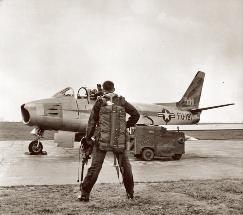 Mỹ bắt đầu biên chế tiêm kích F-86 Sabre, cho Phi đoàn Tiêm kích số 94, thuộc Không đoàn Tiêm kích số 1 từ năm 1949. F-86 nhanh chóng trở thành chiến đấu cơ chủ lực của Mỹ trong chiến tranh Triều Tiên, bên cạnh một số tiêm kích đời cũ như F-80 và F-84.