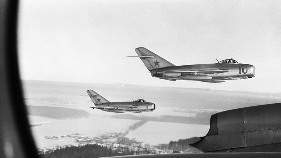 Tiêm kích MiG-15 có tốc độ tối đa thấp hơn, chỉ khoảng 1.070 km/h, nhưng sở hữu khả năng tăng tốc, leo cao và cơ động tốt hơn hẳn so với F-86. Vũ khí trên tiêm kích Liên Xô thua kém về độ chính xác, nhưng lại vượt trội về uy lực với hai pháo 23 mm và một pháo 37 mm.