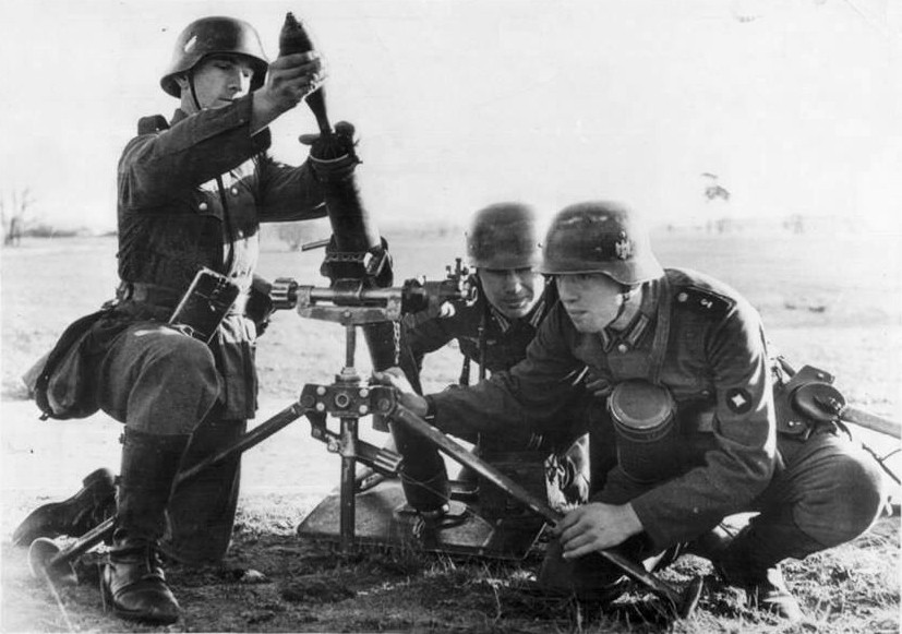 Khi nói đến súng cối cỡ nhỏ, người Đức có một số loại tốt nhất bao gồm súng cối 8 cm Granatwerfer 34, có khả năng bắn đạn nổ và đạn khói lên tới một km chỉ bằng liều phóng chính; tốc độ bắn tối đa là 15 đến 25 phát/phút và tầm bắn có thể được tăng lên bằng cách buộc thêm các liều phóng phụ.