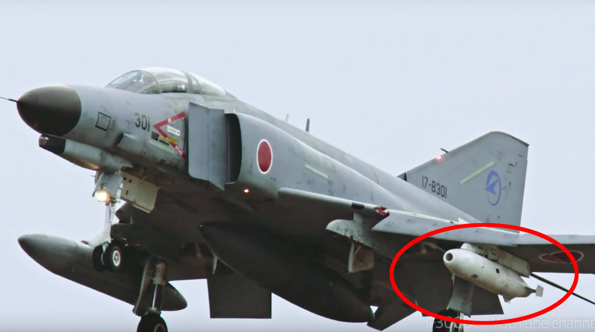 Ngoài ra, JASDF còn có gần 50 chiếc F-4 Phantom II, loại máy bay chiến đấu biểu tượng của Chiến tranh Lạnh, được sử dụng nhiều trong chiến tranh Việt Nam, hiện vẫn còn trong biên chế; tuy nhiên chỉ đóng vai trò dự bị tuyến sau.