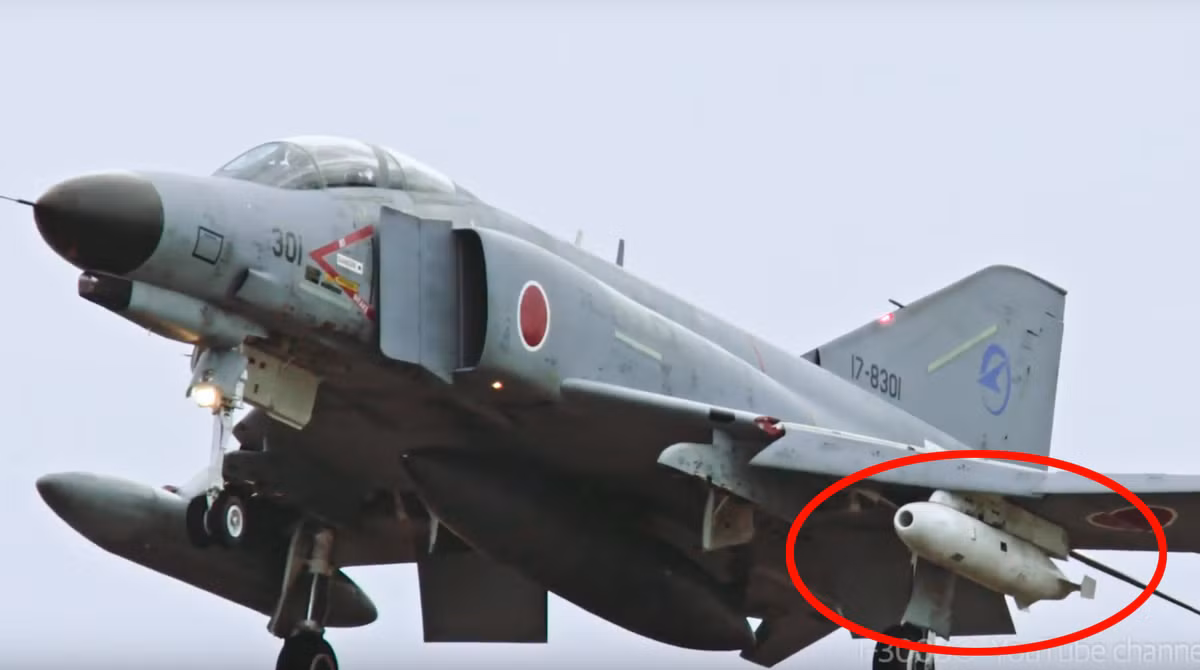 Ngoài ra, JASDF còn có gần 50 chiếc F-4 Phantom II, loại máy bay chiến đấu biểu tượng của Chiến tranh Lạnh, được sử dụng nhiều trong chiến tranh Việt Nam, hiện vẫn còn trong biên chế; tuy nhiên chỉ đóng vai trò dự bị tuyến sau.