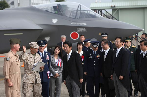 Tháng 7 năm ngoái, Washington đã đồng ý để Tokyo mua 105 máy bay chiến đấu tàng hình F-35, gồm hai phiên bản F-35A và F-35B với trị giá 23 tỷ USD; đưa JASDF trở thành lực lượng không quân sử dụng máy bay F-35 lớn thứ hai sau Mỹ, với 147 chiếc (hơn 12 phi đội).