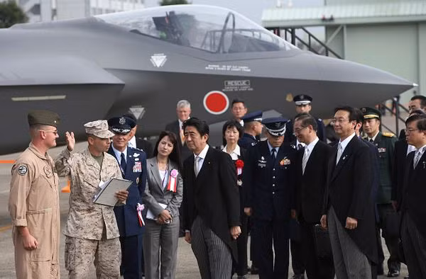 Tháng 7 năm ngoái, Washington đã đồng ý để Tokyo mua 105 máy bay chiến đấu tàng hình F-35, gồm hai phiên bản F-35A và F-35B với trị giá 23 tỷ USD; đưa JASDF trở thành lực lượng không quân sử dụng máy bay F-35 lớn thứ hai sau Mỹ, với 147 chiếc (hơn 12 phi đội).