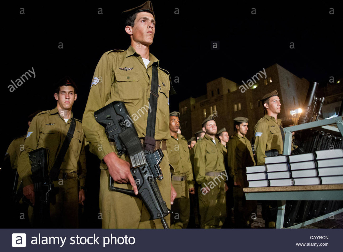 Cấu hình bullpup cho phép Tavor sử dụng nòng dài 457 mm, trong khi đó chiều dài tổng thể của khẩu Tavor chỉ có 711 mm. Phần lớn khẩu Tavor được sản xuất từ nhựa phân tử cao, nên trọng lượng toàn bộ súng chỉ nặng có 3,17 kg. Ảnh: Súng trường tiến công Tavor trong IDF – Nguồn:Alamy Stock