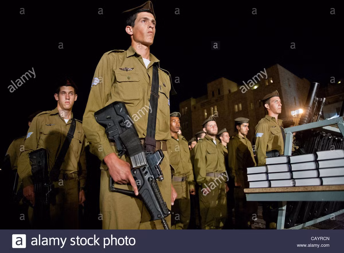 Cấu hình bullpup cho phép Tavor sử dụng nòng dài 457 mm, trong khi đó chiều dài tổng thể của khẩu Tavor chỉ có 711 mm. Phần lớn khẩu Tavor được sản xuất từ nhựa phân tử cao, nên trọng lượng toàn bộ súng chỉ nặng có 3,17 kg. Ảnh: Súng trường tiến công Tavor trong IDF – Nguồn:Alamy Stock