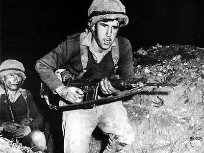 IDF thời kỳ đầu được trang bị vũ khí từ nhiều nguồn, dẫn đến việc bảo đảm đạn cho các loại vũ khí khác nhau là rất khó khăn. Cơn ác mộng hậu cần này đã được loại bỏ, khi súng trường tiến công FN FAL được đưa vào biên chế IDF năm 1955, và nhanh chóng được đưa vào sử dụng trong cuộc chiến năm 1956, sau đó là Chiến tranh 6 ngày năm 1967, Chiến tranh tiêu hao và Chiến tranh Yom Kippur năm 1973. Ảnh: Súng FN FAL trong Quân đội Israel – Nguồn: Wikipedia