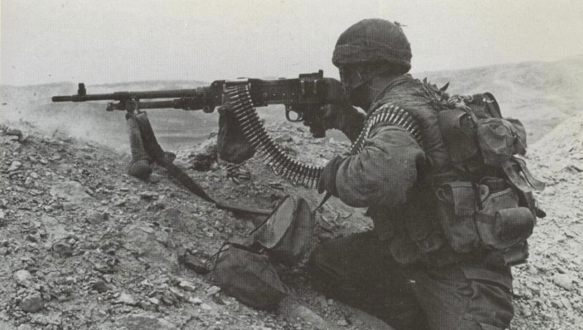 Súng máy MAG có trọng lượng tương đối nặng (11,8 kg), nhưng bù lại, nó là hỏa lực mạnh, tầm bắn hiệu quả đến 800 mét. Với khả năng cung cấp hỏa lực mạnh trước các đơn vị Ả Rập lớn hơn, là yếu tố then chốt trong chiến thắng của Israel, trước các lực lượng Ả Rập vượt trội về số lượng. Ảnh: Súng máy FN MAG trong IDF – Nguồn: Wikipedia