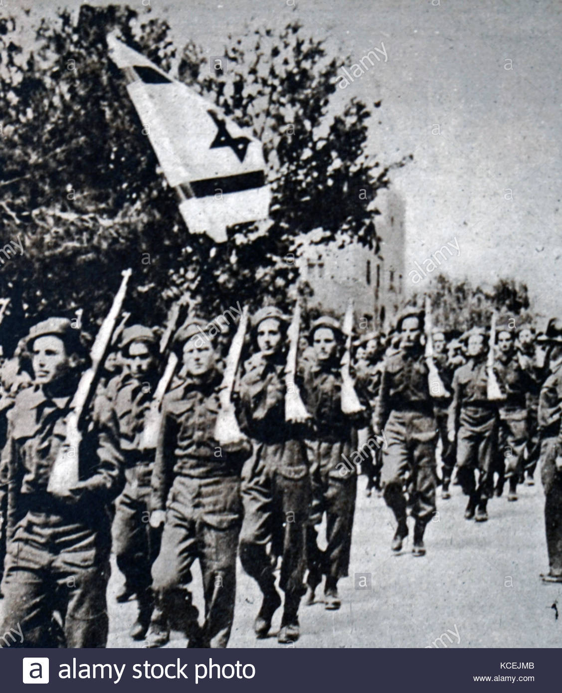 Trong những năm đầu mới lập quốc, ngành công nghiệp quốc phòng của Israel còn nhỏ bé, trong khi đó nhiều nước từ chối bán vũ khí cho Israel. Do đó, Israel buộc phải khởi động ngành công nghiệp vũ khí của riêng mình, từ con số không. Ảnh: Quân đội Israel trong cuộc chiến tranh năm 1948 – Nguồn: Alamy Stock