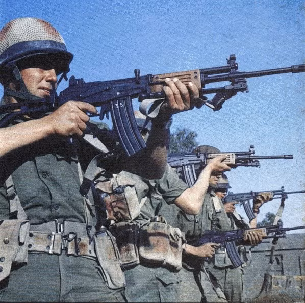 Được đưa vào biên chế cho quân đội Israel vào năm 1973, Galil là súng trường tấn công được sản xuất trong nước đầu tiên của Israel. Được thiết kế để thay thế súng trường FN-FAL và làm vũ khí tiêu chuẩn của bộ binh Israel, khẩu Galil sử dụng loại đạn 5,56mm nhẹ hơn, dùng chung đạn với khẩu M-16 mà Mỹ viện trợ cho Israel. Ảnh: Súng trường tiến công Galil trong IDF – Nguồn: Wikipedia