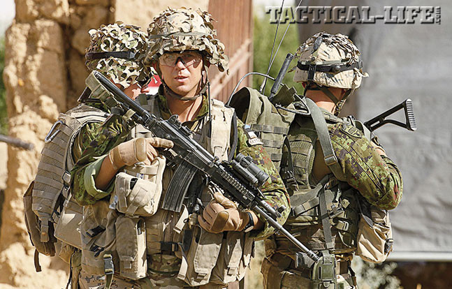 Những cải tiến so với khẩu AK bao gồm sử dụng hộp tiếp đạn 35 viên, tay kéo khóa nòng có thể lắp cả ở hai bên, tay gạt điều chỉnh tốc độ bắn như của M-16; tầm bắn hiệu quả của súng từ 400 đến 600 mét. Ảnh: Súng trường tiến công Galil trong IDF – Nguồn: Wikipedia