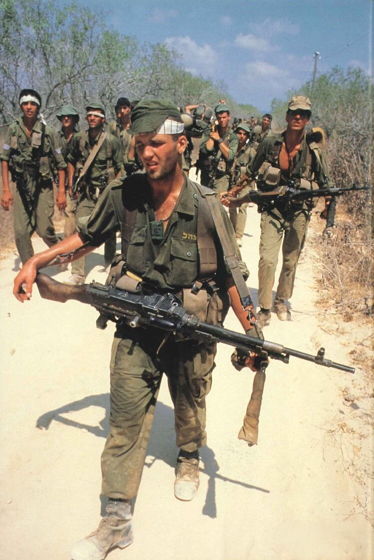 Về hỏa lực chính của phân đội bộ binh IDF là súng máy FN MAG của Bỉ. FN MAG sử dụng đạn 7,62x51 mm, nạp đạn bằng dây; súng được đưa vào biên chế IDF vào giữa những năm 1960. Ảnh: Súng máy FN MAG trong IDF – Nguồn: Wikipedia