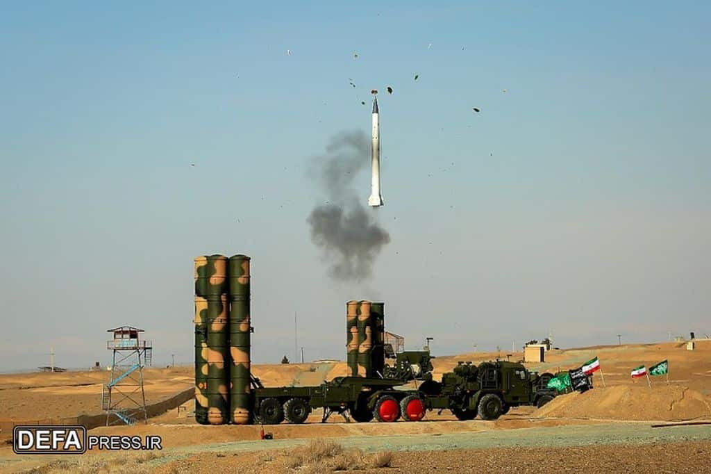 Trên thực tế, hệ thống tên lửa phòng không S-300V4 đã được đưa vào biên chế cho lực lượng phòng không Nga từ đầu năm 2014. Phiên bản nâng cấp này dùng kỹ thuật số hoàn toàn. Ảnh: Hệ thống tên lửa phòng không S-300V4 – Nguồn: Topwar