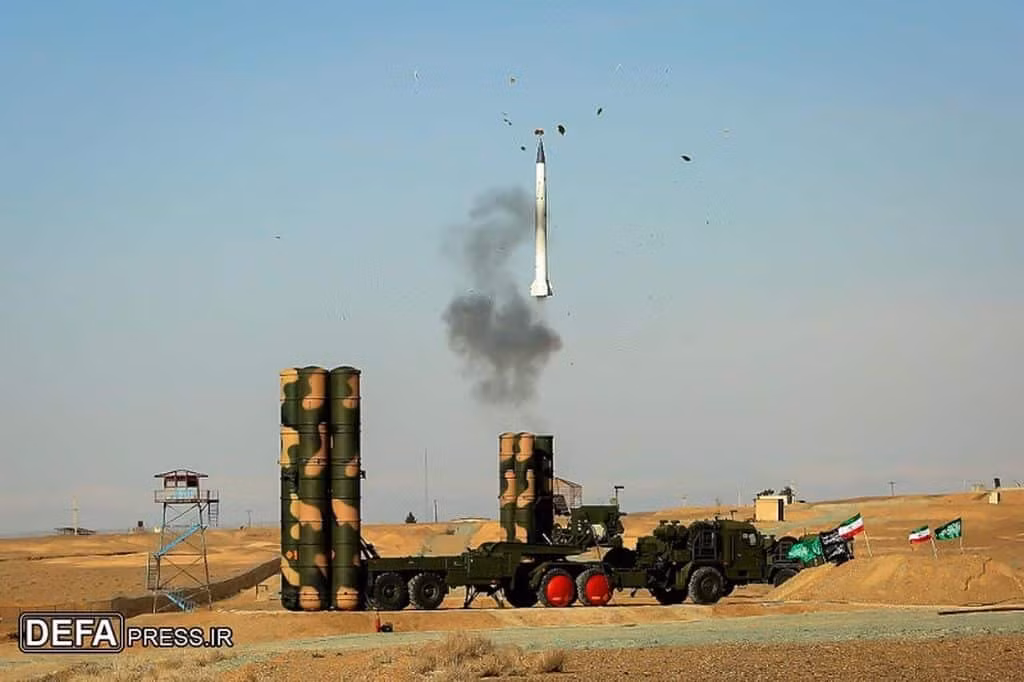 Trên thực tế, hệ thống tên lửa phòng không S-300V4 đã được đưa vào biên chế cho lực lượng phòng không Nga từ đầu năm 2014. Phiên bản nâng cấp này dùng kỹ thuật số hoàn toàn. Ảnh: Hệ thống tên lửa phòng không S-300V4 – Nguồn: Topwar