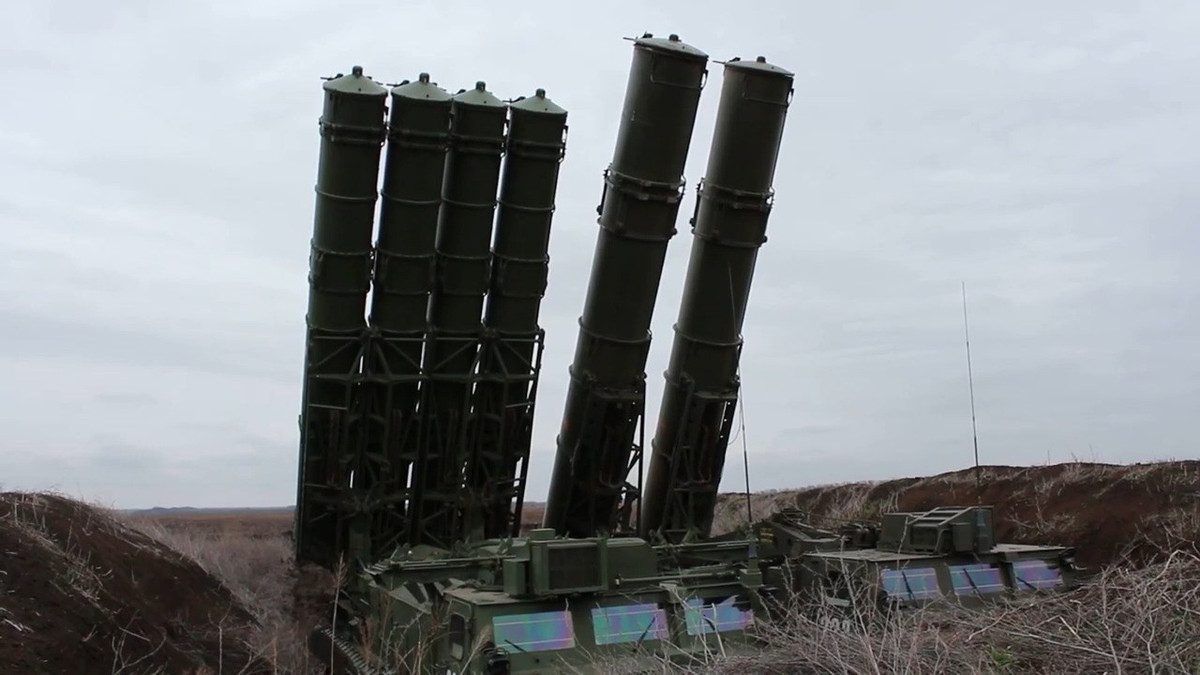 So với hệ thống phòng không S-400, S-300V4 có tầm bắn ngắn hơn, nhưng trong mắt giới quân sự Nga, chúng đều là những hệ thống phòng không được xếp vào thế hệ thứ tư. Ảnh: Hệ thống tên lửa phòng không S-300V4 – Nguồn: Topwar