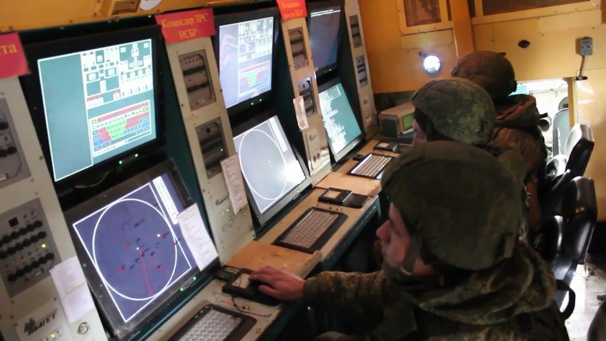 Việc triển khai hệ thống tên lửa S-300V4, diễn ra sau tuyên bố của Bộ trưởng Quốc phòng Nga Sergei Shoigu hồi tháng 9 rằng quân đội Nga ở Viễn Đông sẽ nhận được hơn 500 đơn vị "thiết bị mới và hiện đại hóa" trước cuối năm nay. Và việc triển khai S-300V4 là cụ thể hóa tuyên bố của Bộ trưởng Quốc phòng Nga. Ảnh: Ca bin điều khiển của thống tên lửa phòng không S-300V4 – Nguồn: Topwar