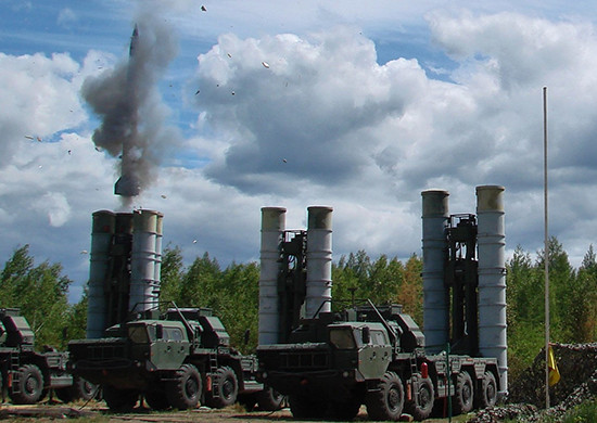 Hiện tại, trình độ sử dụng trang bị phòng không của Quân đội Nga gần giống như Liên Xô trước đây, sự xuất hiện của S-300V4 sẽ lấp đầy khoảng trống mà S-300 để lại sau khi hết niên hạn sử dụng. Ảnh: Hệ thống tên lửa phòng không S-300V4 – Nguồn: Topwar