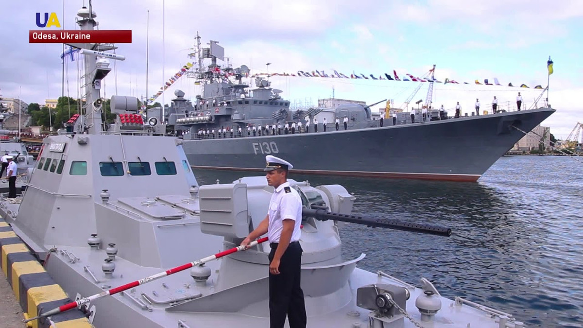 Và hiện giờ, đội tàu chiến của Hải quân Ukraine là một mớ “tạp âm”, bằng sự kết hợp giữa tàu chiến của Thổ Nhĩ Kỳ, Mỹ, Anh, Pháp gồm tất cả tổng cộng 52 tàu; trong đó có 5 tàu hộ tống, 8 tàu tên lửa và 39 tàu tuần tra và sẽ tiêu tốn của Ukraine khoảng 3,7 tỷ USD ngân sách.