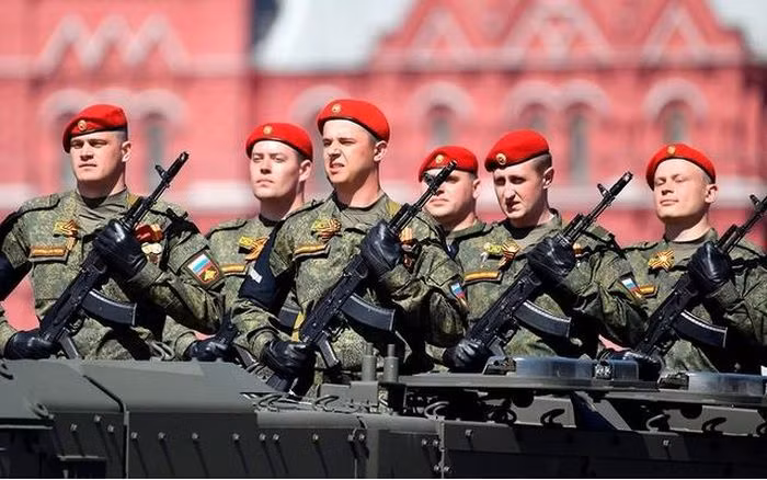 Do đó, việc tăng cường thêm lực lượng lính nghĩa vụ, bên cạnh lực lượng chính quy sẽ giúp nâng cao hiệu quả quân sự của Nga. Quân đội Nga vẫn cực kỳ nguy hiểm và các chuyên gia vẫn tin rằng, Nga thấu hiểu những thiếu sót trong lĩnh vực quân sự của mình và đang nỗ lực để khắc phục các vấn đề này. Nguồn ảnh: Pinterest.
