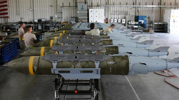 Một phần lý do đến từ sự khác biệt, về học thuyết quân sự, trong khi quân đội Nga có xu hướng ít coi trọng hiệu quả vũ khí dẫn đường chính xác, so với quân đội Mỹ. Nhưng Nga vẫn thiếu kho dự trữ vũ khí dẫn đường chính xác, so với kho vũ khí Mỹ đã xây dựng trong nhiều thập kỷ.