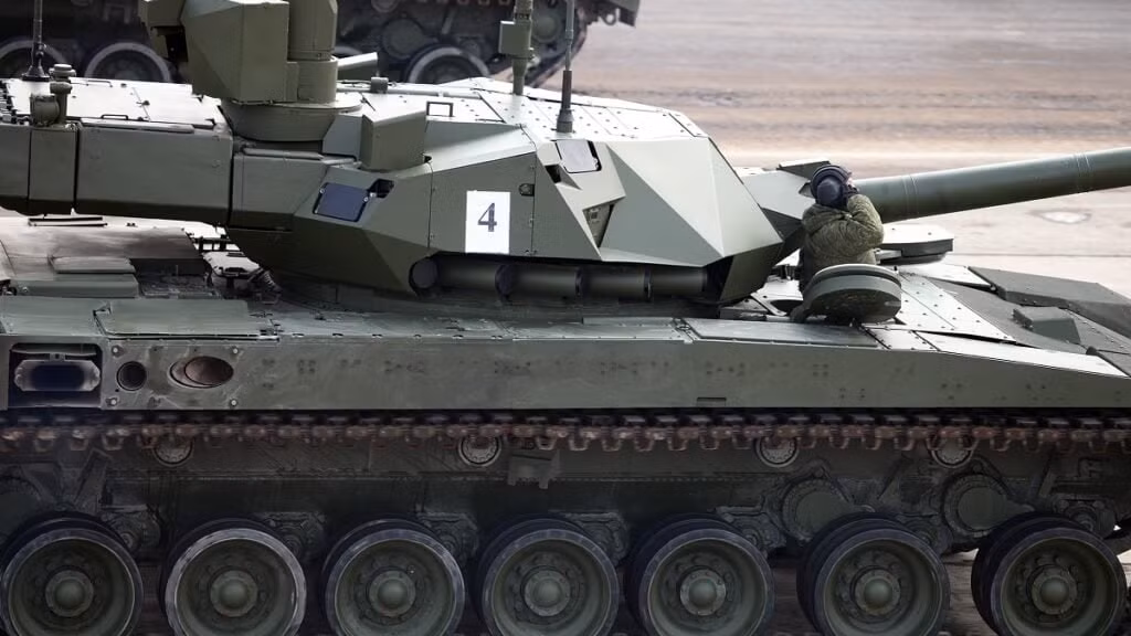 Giáp phản ứng nổ Malachit ERA, được lắp bảo vệ trên thân xe và trên đỉnh tháp pháo, được cho là hiệu quả hơn các ERA thế hệ trước. Ngoài ra, T-14 còn sử dụng hệ thống bảo vệ chủ động APS, bao gồm các thiết bị đánh chặn, khi phát hiện mối nguy hiểm như tên lửa hoặc đạn pháo chống tăng đang bắn tới.