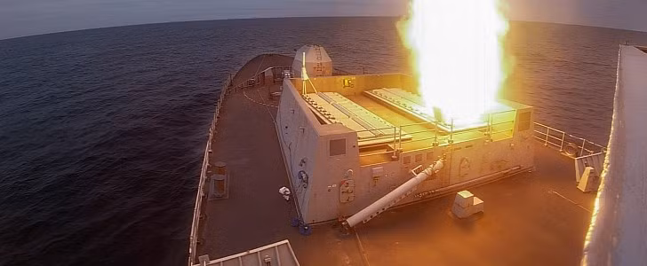 Type 45 có một số vũ khí trang bị khiêm tốn nhất, so với bất kỳ tàu khu trục hiện đại nào, khi tàu chỉ được trang bị 48 giếng phóng thẳng đứng; trong khi lượng giãn nước toàn tải của tàu lên tới 9.400 tấn.