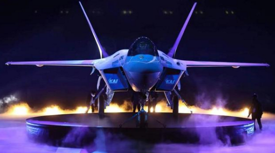 Vào tháng 4 năm nay, Hàn Quốc đã trình diễn nguyên mẫu của máy bay chiến đấu bán tàng hình đầu tiên, được sản xuất trong nước với tên gọi KF-21. Phía Indonesia đồng ý đầu tư 7,6 tỷ USD cho dự án, chiếm khoảng 20% chi phí phát triển, để đổi lấy việc mua lại các công nghệ liên quan. Dự kiến Indonesia sẽ mua 50 chiếc tiêm kích tàng hình KF-21.