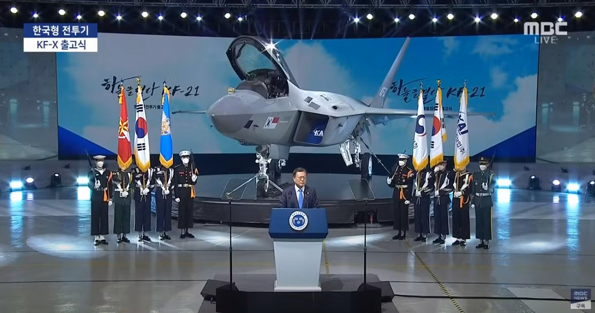 Chuyên gia quân sự Joseph Chaco, nhà phân tích về các vấn đề quân sự và quốc tế của Hàn Quốc, nói với The EurAsian Times: Hiện hơn 30 nhà khoa học hàng không Indonesia đã sang Hàn Quốc, để tham gia phát triển dự án KF-21, mặc dù khoản đầu tư mà Indonesia hứa hẹn vẫn chưa được thực hiện.