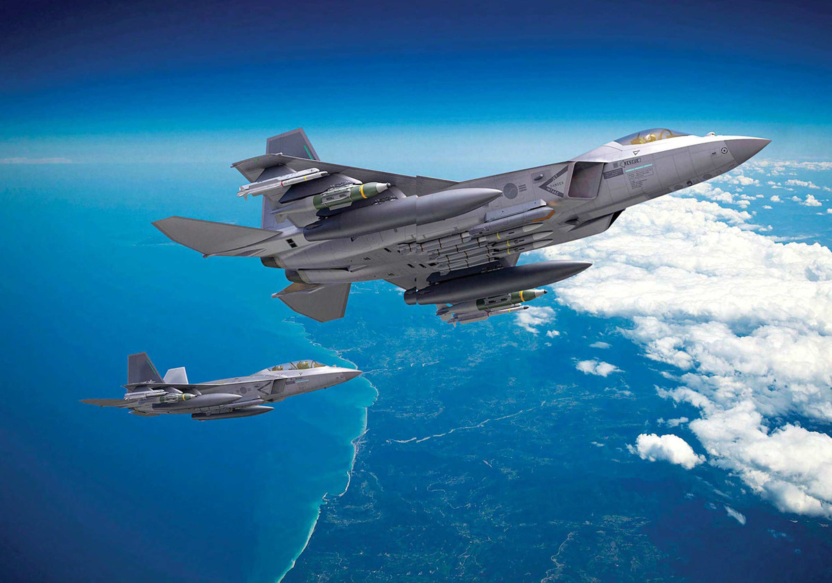 Điều ảnh hưởng đến khả năng tàng hình của KF-21 chính là 6 giá treo vũ khí dưới cánh và 4 giá treo vũ khí dưới thân máy bay. Do KF-21 theo đuổi mức giá tiết kiệm hơn và chu kỳ phát triển ngắn hơn, điều này khiến máy bay từ bỏ khoang vũ khí quan trọng bên trong.