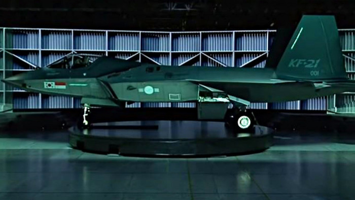 Tương tự như F-35 và F-22, KF-21 cũng có chức năng tàng hình, tuy nhiên hiệu suất tàng hình của loại máy bay này còn lâu mới so sánh được với tiêm kích tàng hình thế hệ thứ 5 của Mỹ. Diện tích phản xạ radar của KF-21 được đánh giá là chỉ có thể so sánh với tiêm kích Eurofighter Typhoon thế hệ 4++.