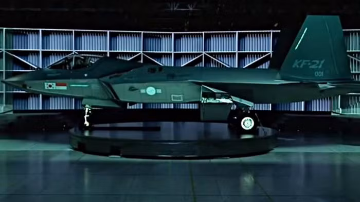 Tương tự như F-35 và F-22, KF-21 cũng có chức năng tàng hình, tuy nhiên hiệu suất tàng hình của loại máy bay này còn lâu mới so sánh được với tiêm kích tàng hình thế hệ thứ 5 của Mỹ. Diện tích phản xạ radar của KF-21 được đánh giá là chỉ có thể so sánh với tiêm kích Eurofighter Typhoon thế hệ 4++.