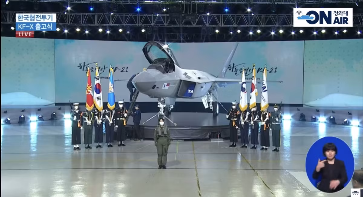 Hàn Quốc cho biết, KF-21 là máy bay chiến đấu tàng hình đầu tiên được sản xuất trong nước, đưa Hàn Quốc trở thành quốc gia thứ 8 trên thế giới phát triển thành công máy bay chiến đấu tiên tiến thế hệ 4++ trở lên.