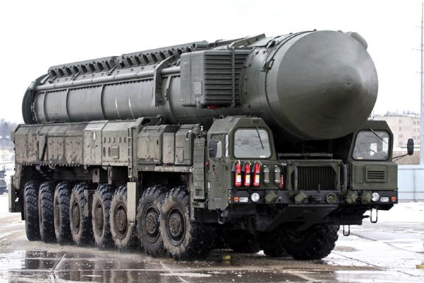 Tuy nhiên, số lượng đầu đạn trong các tên lửa đạn đạo xuyên lục địa được triển khai, cũng như trên các tên lửa đạn đạo đã triển khai trên tàu ngầm và đầu đạn hạt nhân đã triển khai được ghi nhận trên các máy bay ném bom hạng nặng, thì Nga có 1.456 nhỉnh hơn Mỹ một chút với 1.357 đầu đạn.