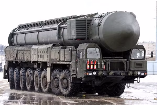 Tuy nhiên, số lượng đầu đạn trong các tên lửa đạn đạo xuyên lục địa được triển khai, cũng như trên các tên lửa đạn đạo đã triển khai trên tàu ngầm và đầu đạn hạt nhân đã triển khai được ghi nhận trên các máy bay ném bom hạng nặng, thì Nga có 1.456 nhỉnh hơn Mỹ một chút với 1.357 đầu đạn.