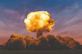 Sự xuất hiện của vũ khí nhiệt hạch đã gây ra một cuộc tranh luận lớn giữa giới lãnh đạo Anh. Trọng tâm của cuộc tranh luận là tình trạng của Anh dưới bối cảnh thế giới bị thống trị bởi hai siêu cường quân sự, và liệu Anh có cần phát triển bom khinh khí?