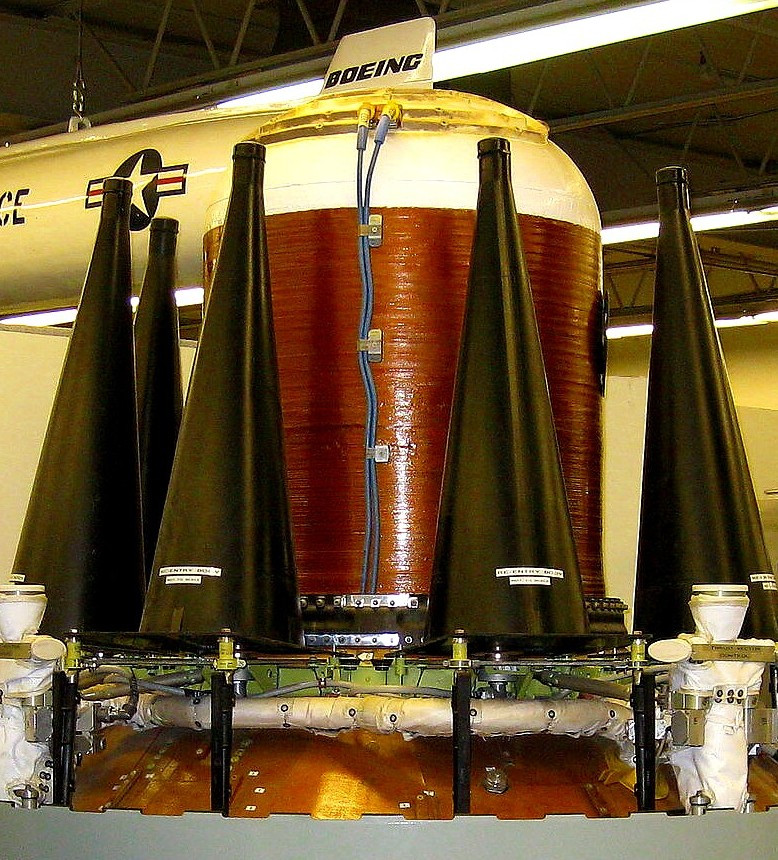 Mặc dù có vũ khí hạt nhân, nhưng Anh vẫn phải phụ thuộc vào Mỹ. Anh hiện có một kho vũ khí hạt nhân đáng kể, tính đến năm 2021, nước này sở hữu 120 đầu đạn hạt nhân sẵn sàng chiến đấu và 95 đầu đạn dự trữ khác. Anh cũng có kế hoạch tăng số lượng đầu đạn hạt nhân; toàn bộ số vũ khí hạt nhân của Anh, được bố trí trên tàu ngầm.