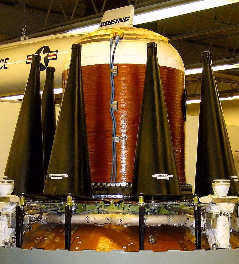 Mặc dù có vũ khí hạt nhân, nhưng Anh vẫn phải phụ thuộc vào Mỹ. Anh hiện có một kho vũ khí hạt nhân đáng kể, tính đến năm 2021, nước này sở hữu 120 đầu đạn hạt nhân sẵn sàng chiến đấu và 95 đầu đạn dự trữ khác. Anh cũng có kế hoạch tăng số lượng đầu đạn hạt nhân; toàn bộ số vũ khí hạt nhân của Anh, được bố trí trên tàu ngầm.