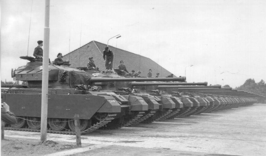 Nhiều nhà lãnh đạo quân sự Anh tin rằng, nên tập trung vào khả năng tác chiến thông thường đang suy giảm của nước này, thay vì chi tiền cho vũ khí hạt nhân đắt tiền. Điều này có lợi hơn cho vị trí của Anh, bởi vì chiến tranh thông thường quan trọng hơn chiến tranh hạt nhân.