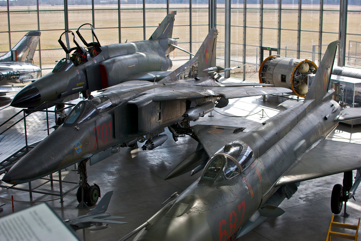 Sau khi chịu quá nhiều thất bại trên bầu trời Miền Bắc Việt Nam, những vấn đề tồn tại của F-4 bắt đầu được khắc phục. Công nghệ tên lửa đất đối không được cải tiến đáng kể với các phiên bản sau của Sparrow và Sidewinder. Mẫu F-4E cuối cùng cũng được trang bị pháo M161 Vulcan bên trong.