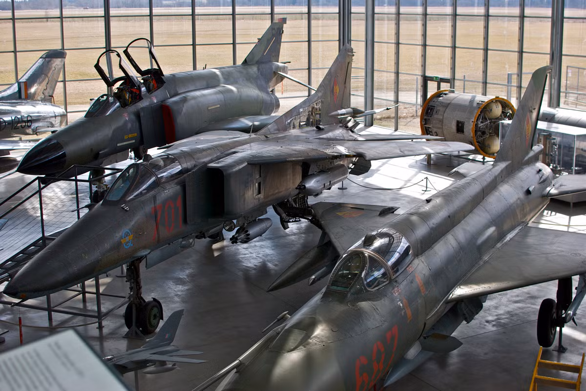 Sau khi chịu quá nhiều thất bại trên bầu trời Miền Bắc Việt Nam, những vấn đề tồn tại của F-4 bắt đầu được khắc phục. Công nghệ tên lửa đất đối không được cải tiến đáng kể với các phiên bản sau của Sparrow và Sidewinder. Mẫu F-4E cuối cùng cũng được trang bị pháo M161 Vulcan bên trong.