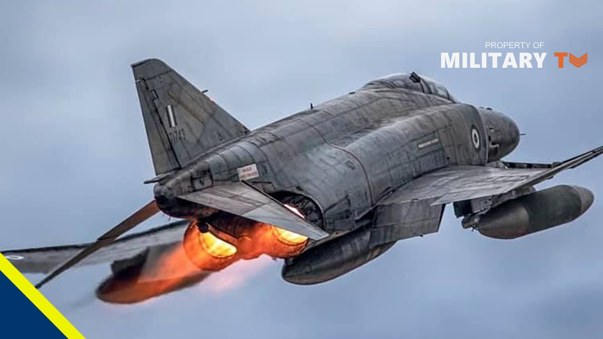 Vấn đề chính của F-4 là nó không có pháo hàng không, mà nó hoàn toàn dựa vào các tên lửa không đối không, mới được đưa vào sử dụng khi đó; như tên lửa AIM-7 Sparrow dẫn đường bằng radar, AIM-9 Sidewinder dẫn đường tầm nhiệt và AIM-4 Falcon cũ hơn. Tuy nhiên xác suất tiêu diệt mục tiêu của các loại tên lửa này chỉ đạt từ 8-15%.